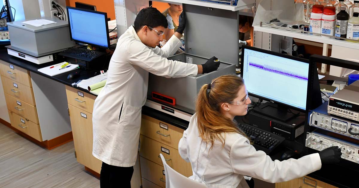 Students work in a lab.